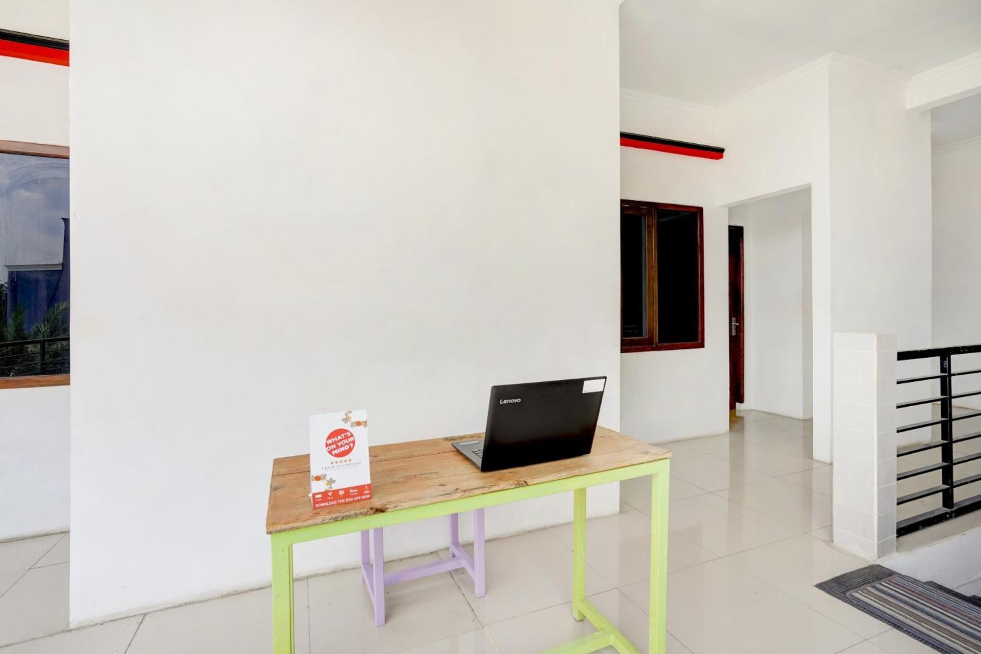 Super Oyo 3702 Homestay Bougenville Syariah Lamongan Exterior foto