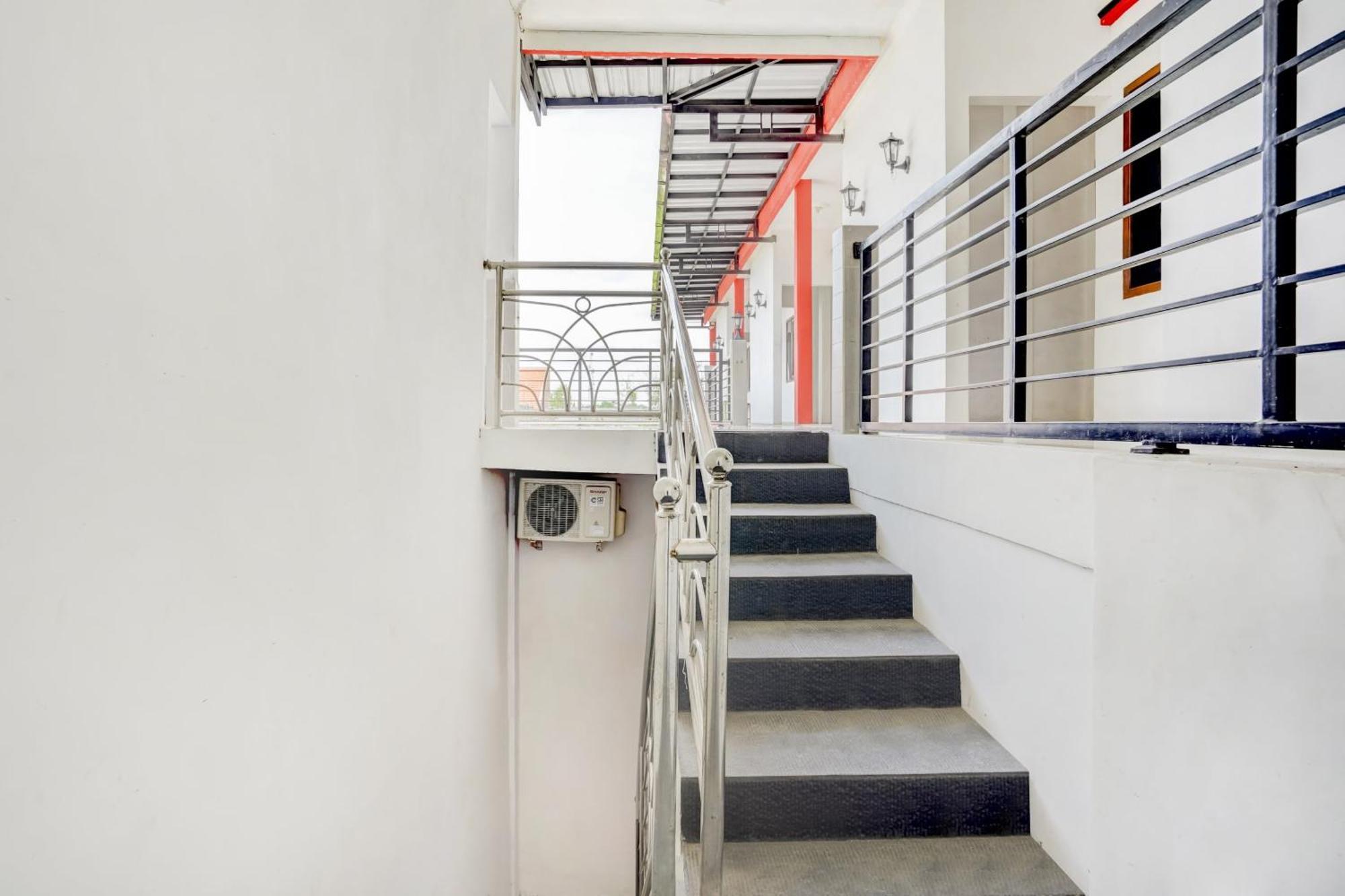 Super Oyo 3702 Homestay Bougenville Syariah Lamongan Exterior foto