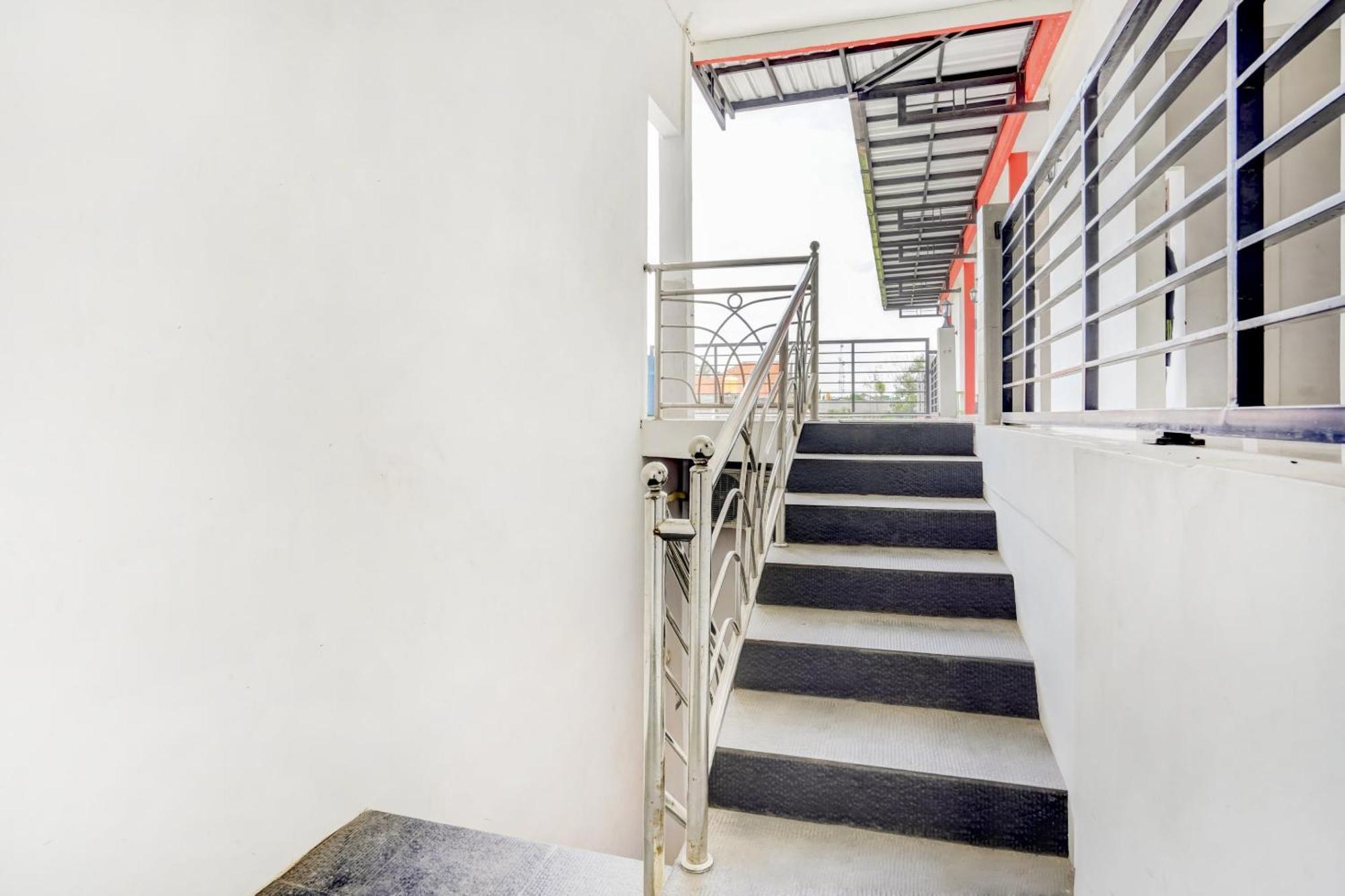 Super Oyo 3702 Homestay Bougenville Syariah Lamongan Exterior foto
