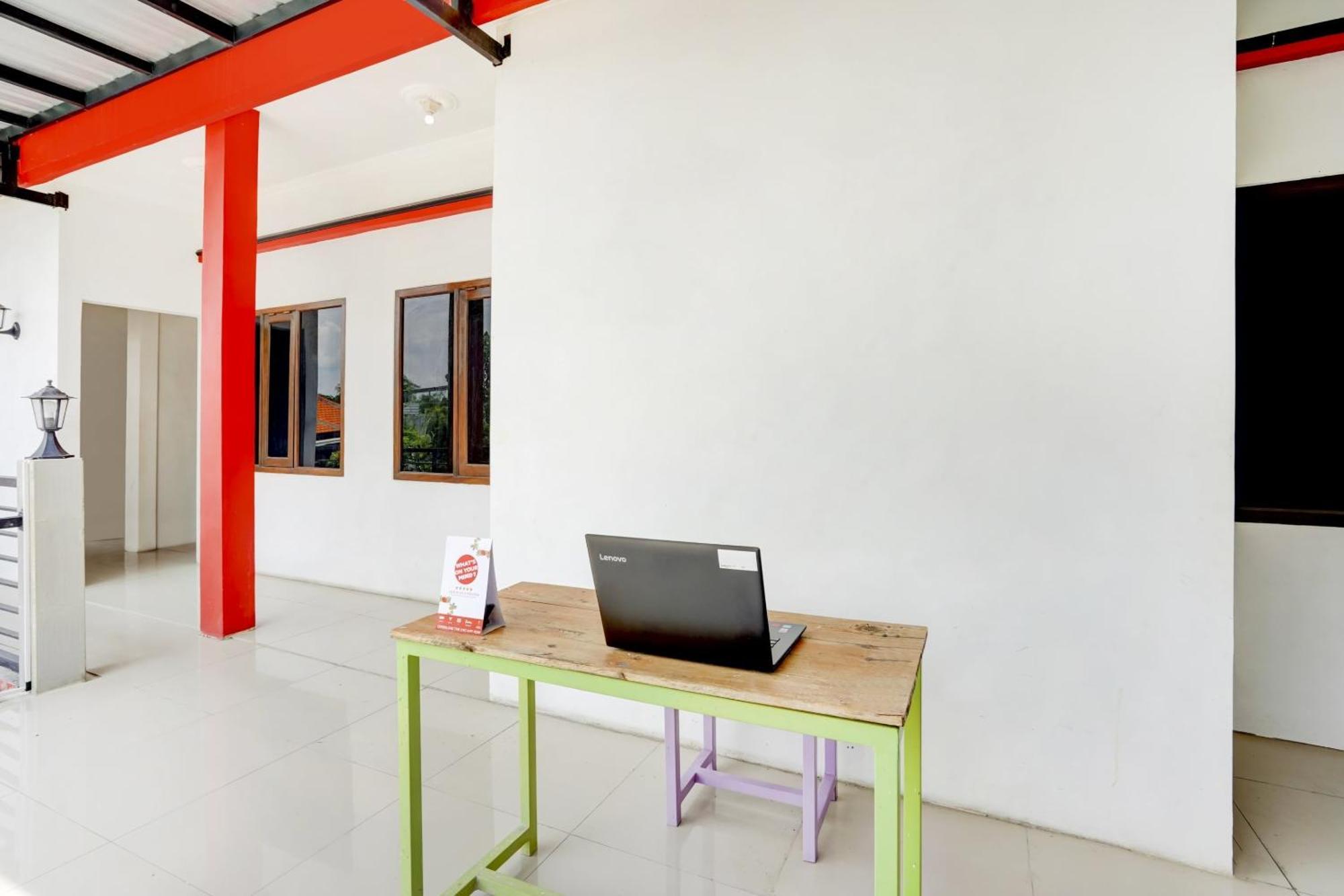 Super Oyo 3702 Homestay Bougenville Syariah Lamongan Exterior foto