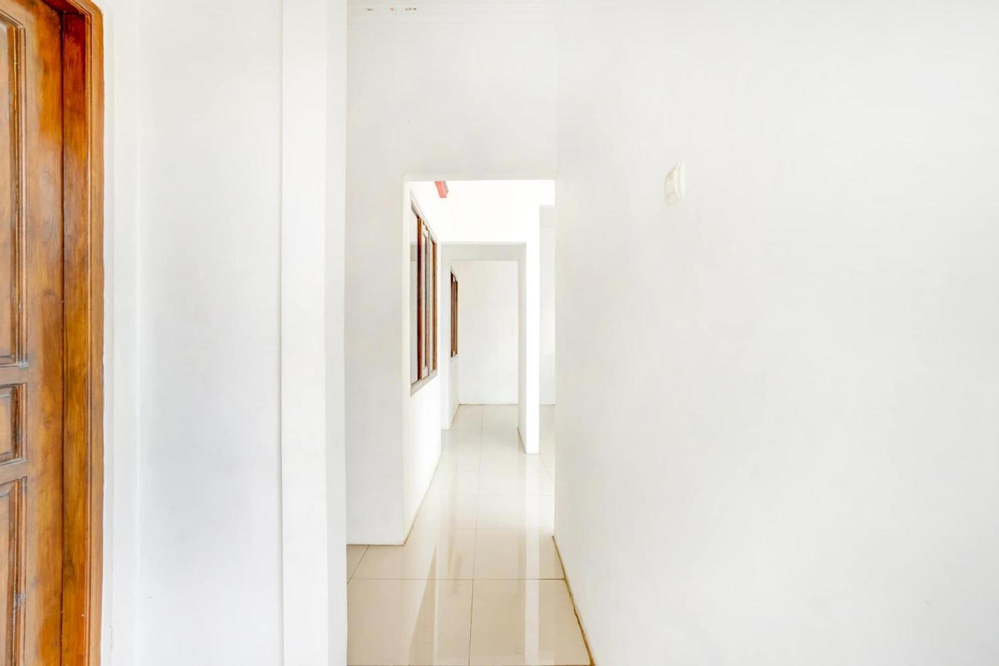 Super Oyo 3702 Homestay Bougenville Syariah Lamongan Exterior foto