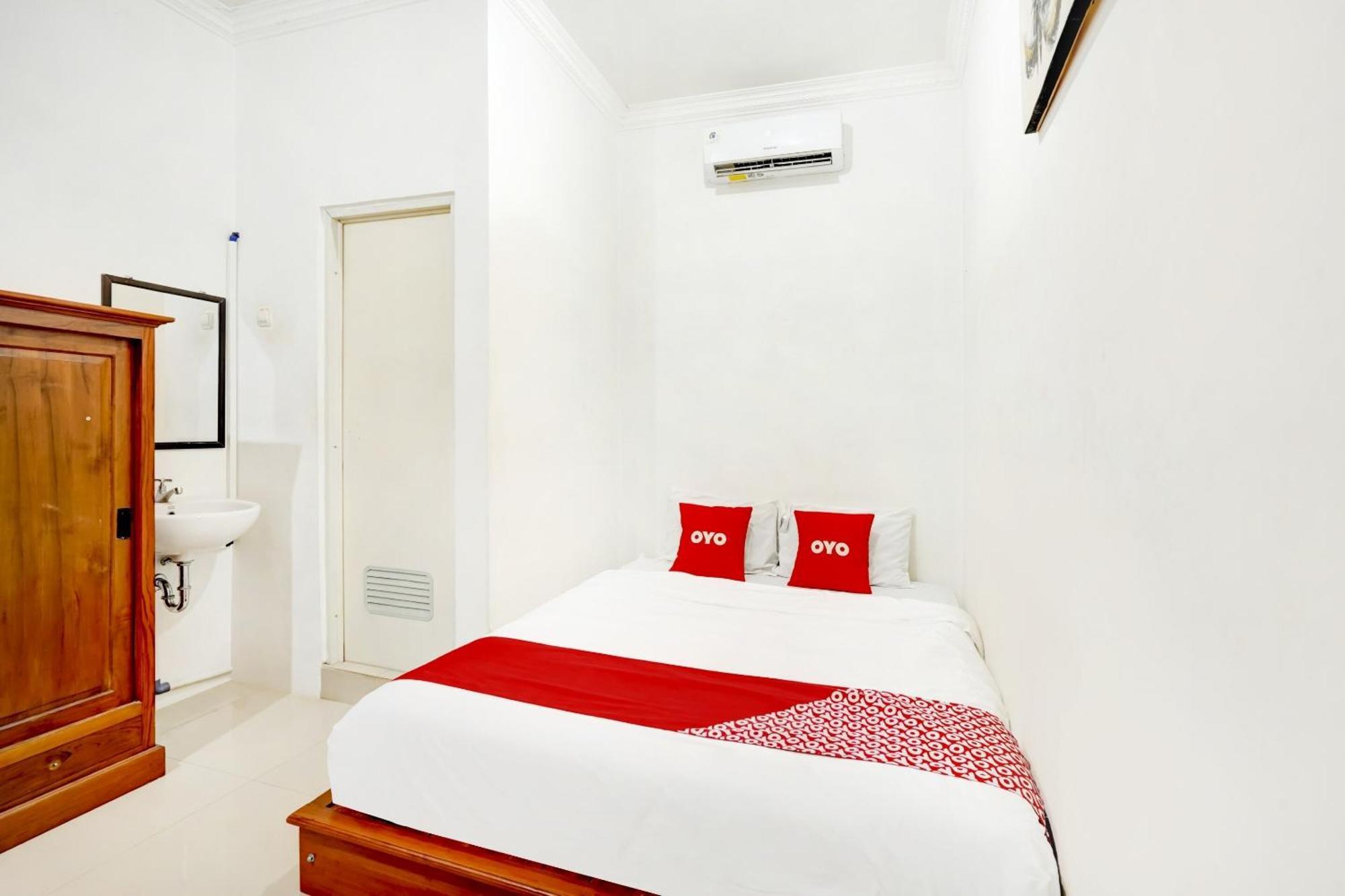 Super Oyo 3702 Homestay Bougenville Syariah Lamongan Exterior foto